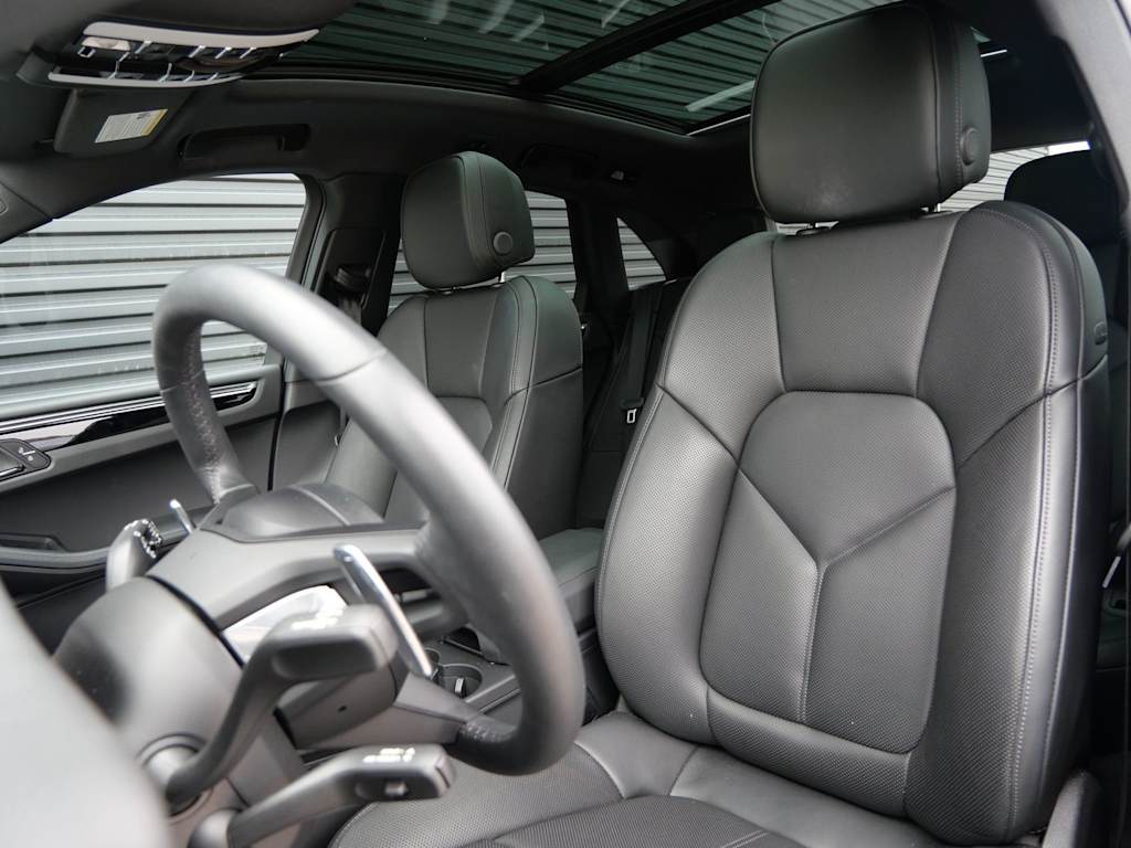 Thumbnail: 2026 Porsche Macan - 6