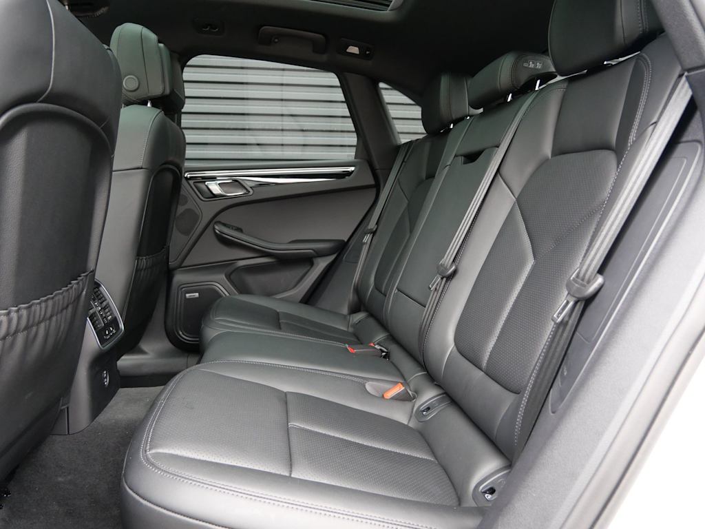 Thumbnail: 2026 Porsche Macan - 7