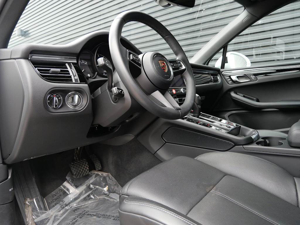 Thumbnail: 2026 Porsche Macan - 2
