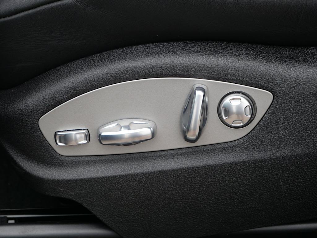 Thumbnail: 2026 Porsche Macan - 14