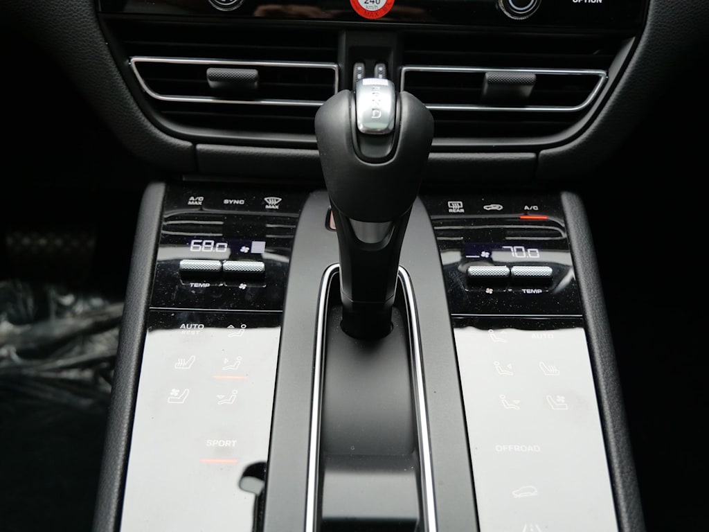 Thumbnail: 2026 Porsche Macan - 18