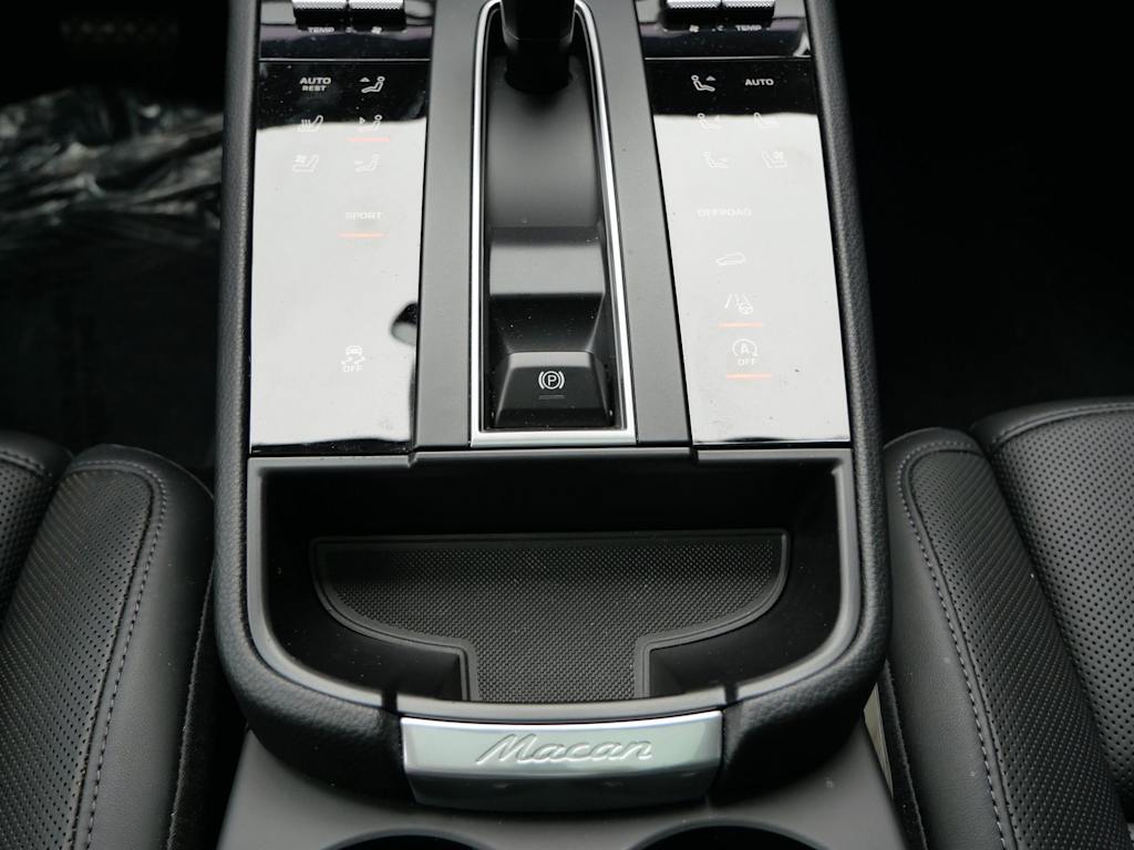 Thumbnail: 2026 Porsche Macan - 9