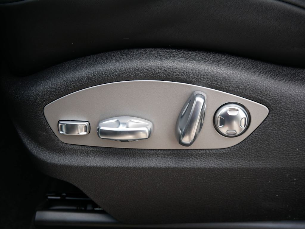 Thumbnail: 2026 Porsche Macan - 14