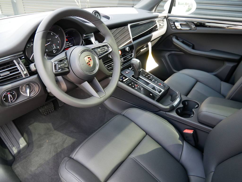 Thumbnail: 2026 Porsche Macan - 2