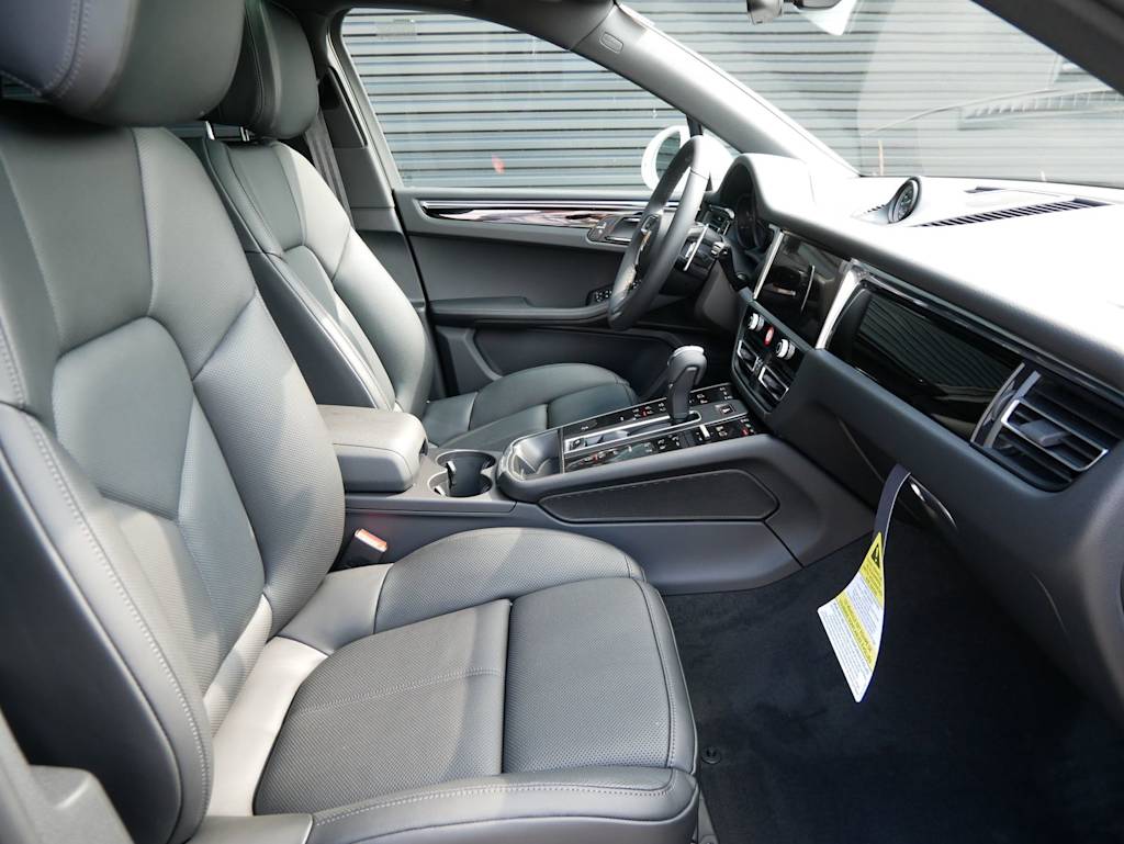 Thumbnail: 2026 Porsche Macan - 9