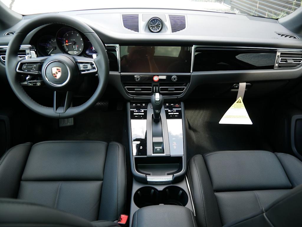 Thumbnail: 2026 Porsche Macan - 7