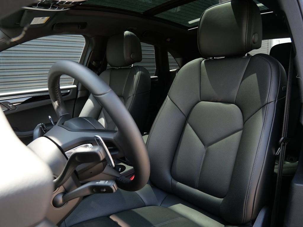 Thumbnail: 2026 Porsche Macan - 6
