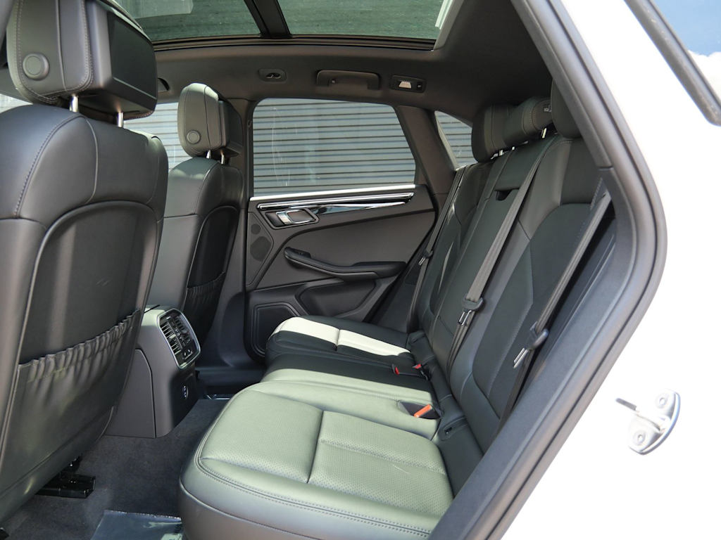 Thumbnail: 2026 Porsche Macan - 7