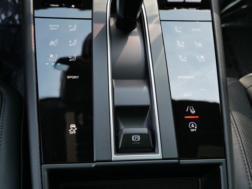 Thumbnail: 2026 Porsche Macan - 9