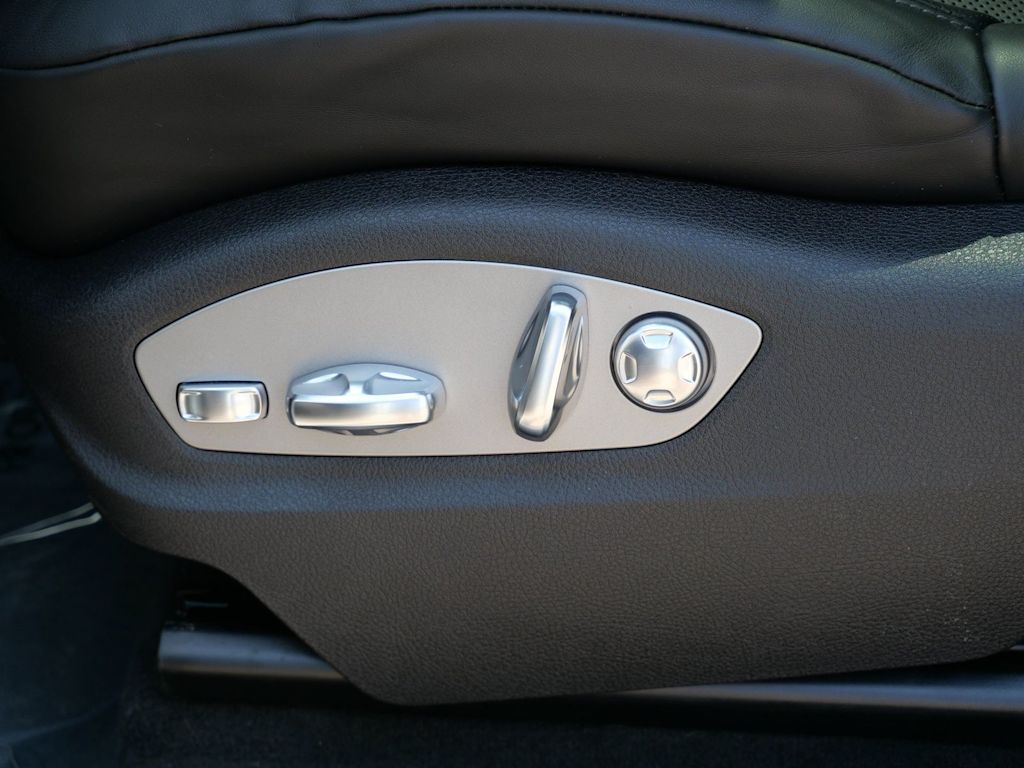 Thumbnail: 2026 Porsche Macan - 14