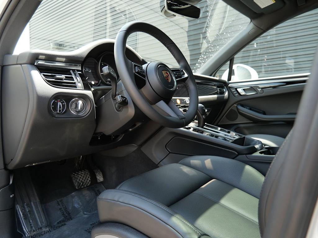 Thumbnail: 2026 Porsche Macan - 2