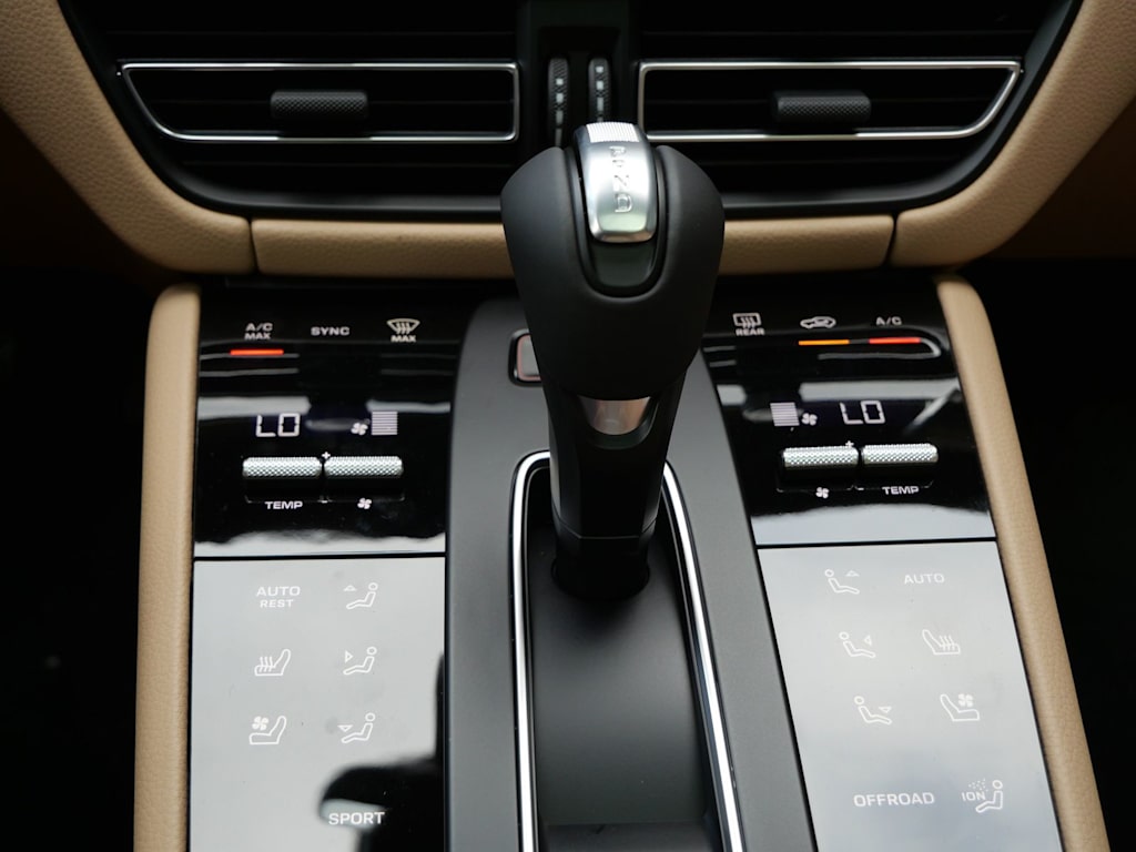 Thumbnail: 2026 Porsche Macan - 20
