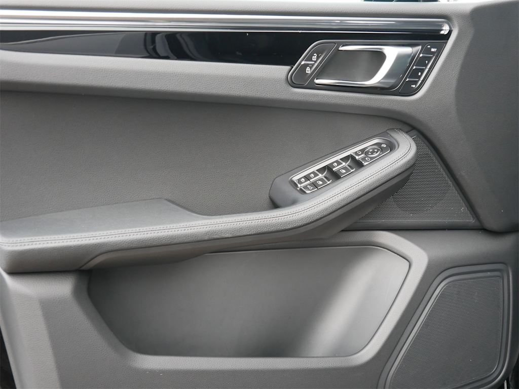 Thumbnail: 2025 Porsche Macan - 14