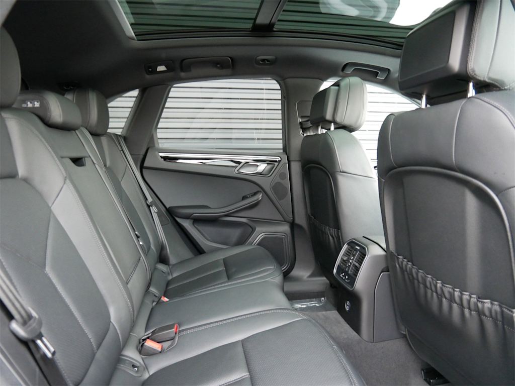 Thumbnail: 2025 Porsche Macan - 27