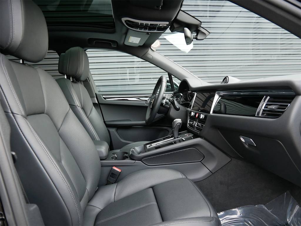 Thumbnail: 2025 Porsche Macan - 8