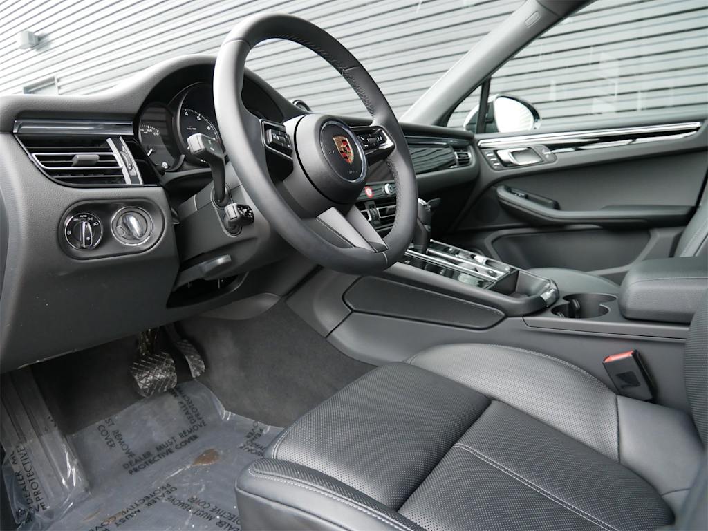 Thumbnail: 2025 Porsche Macan - 2