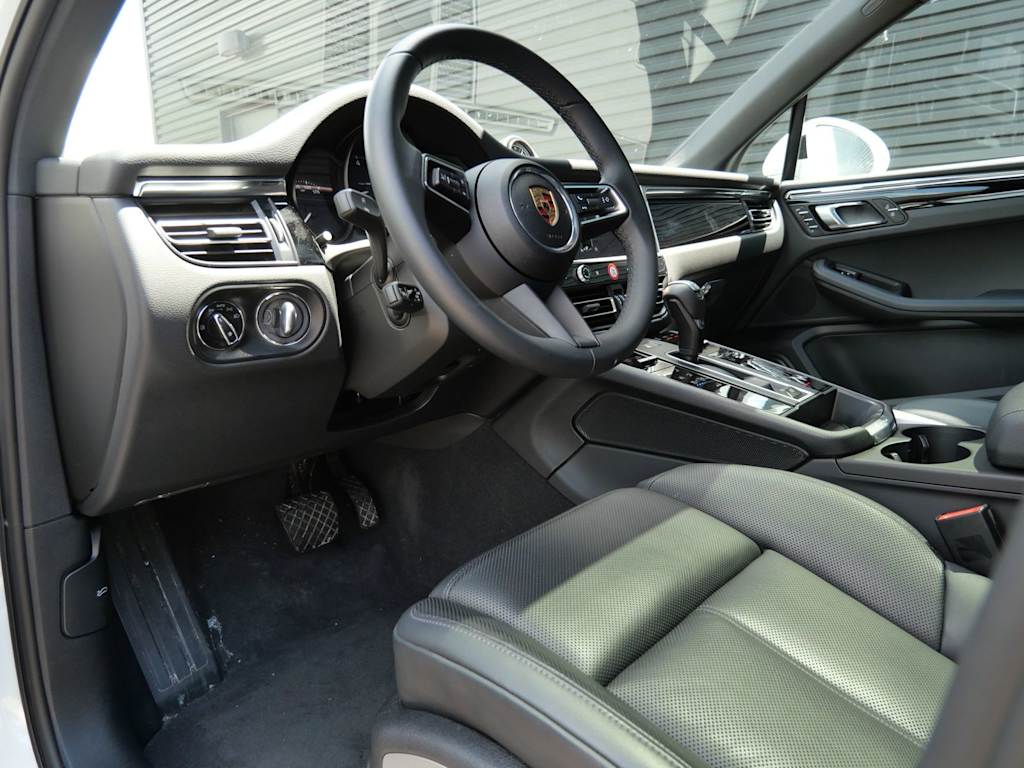 Thumbnail: 2025 Porsche Macan - 2