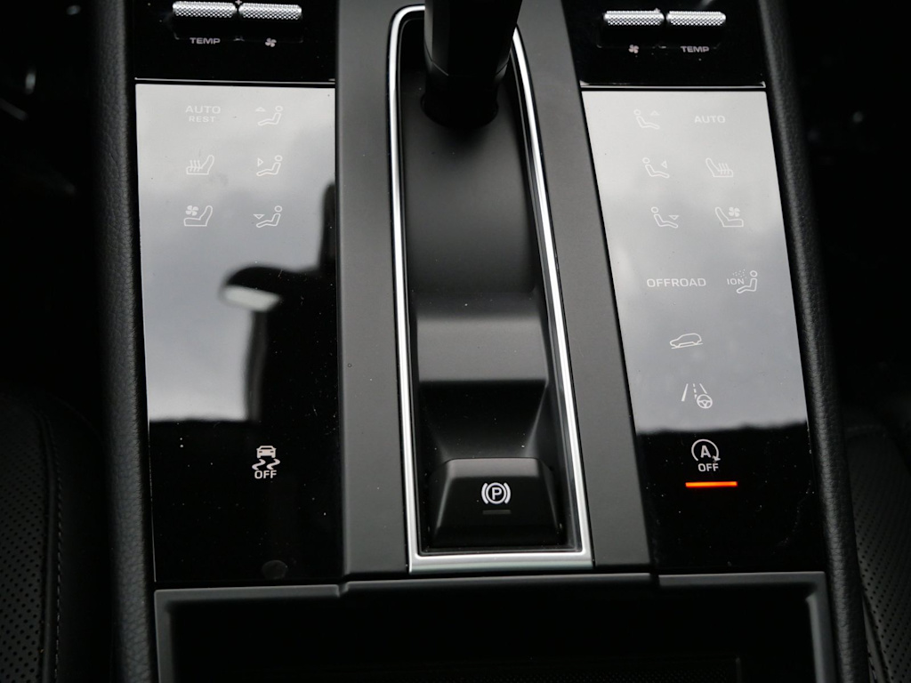 Thumbnail: 2026 Porsche Macan - 9