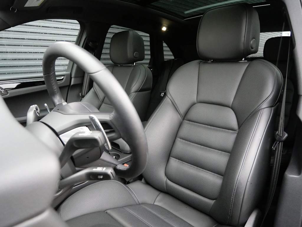 Thumbnail: 2026 Porsche Macan - 6