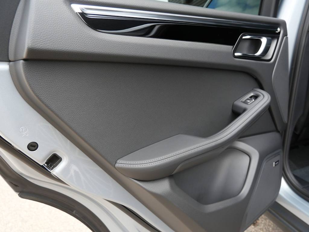 Thumbnail: 2026 Porsche Macan - 15