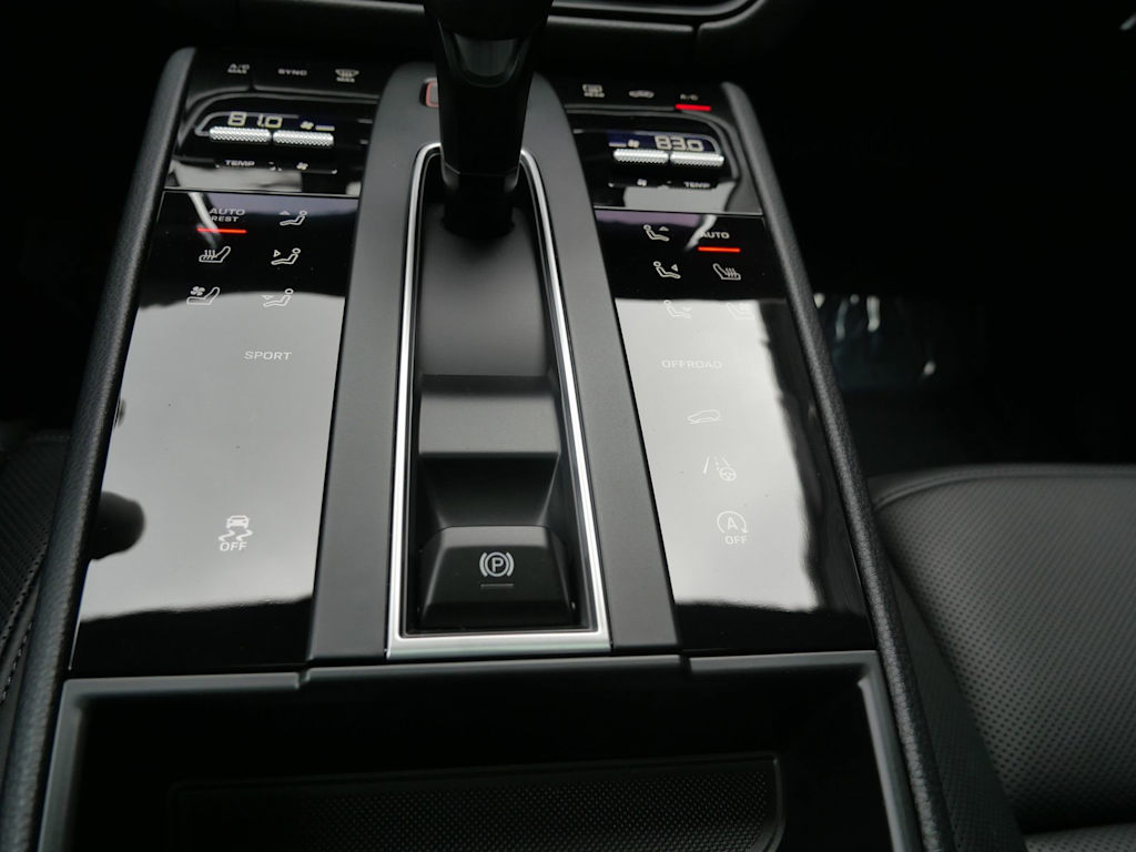 Thumbnail: 2026 Porsche Macan - 9