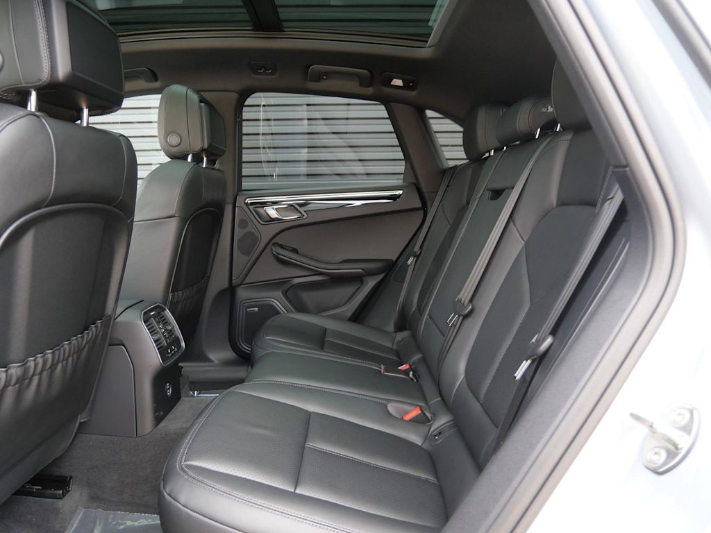 Thumbnail: 2026 Porsche Macan - 7