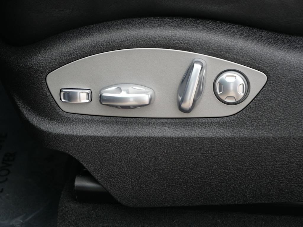 Thumbnail: 2026 Porsche Macan - 14