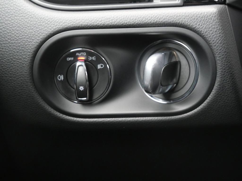 Thumbnail: 2026 Porsche Macan - 17