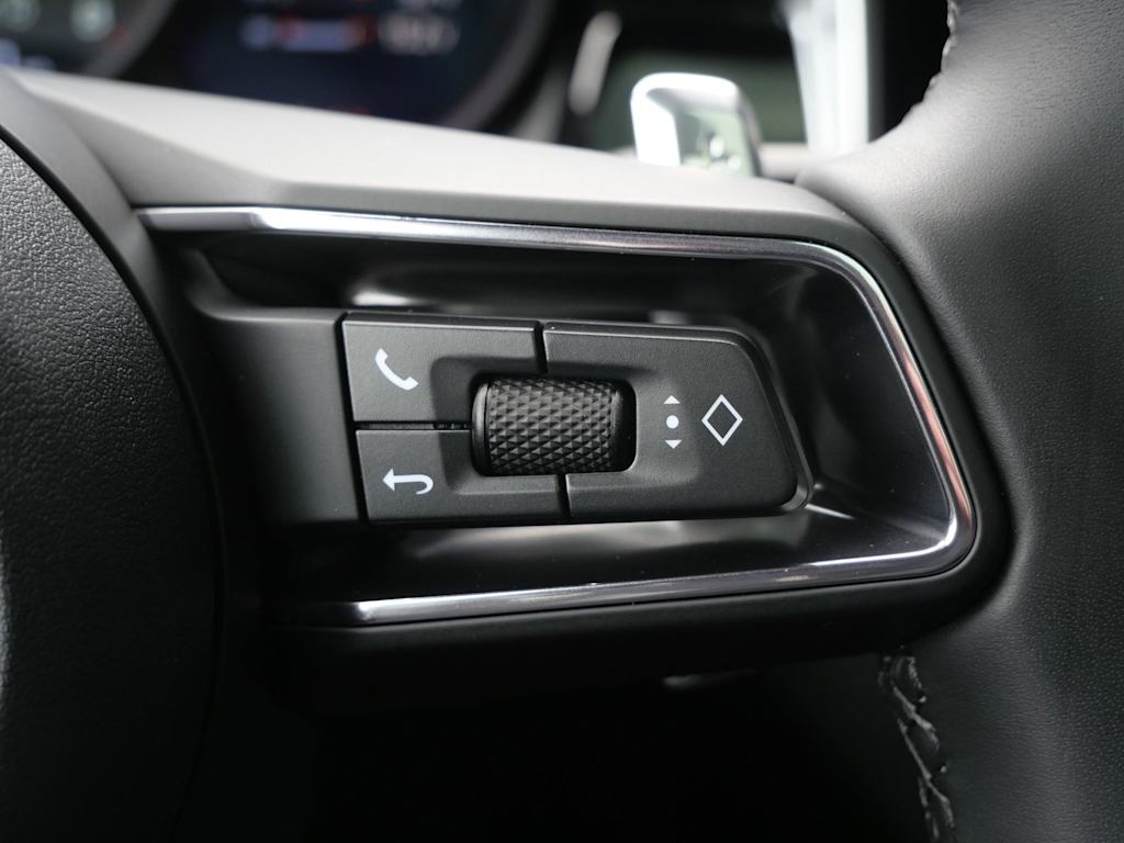 Thumbnail: 2026 Porsche Macan - 20