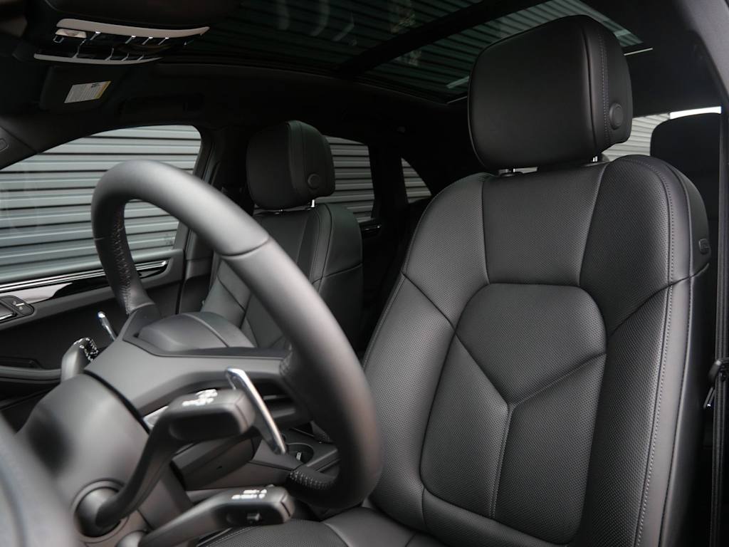 Thumbnail: 2026 Porsche Macan - 6