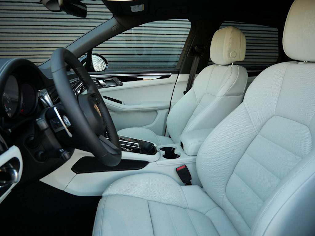 Thumbnail: 2026 Porsche Macan - 8
