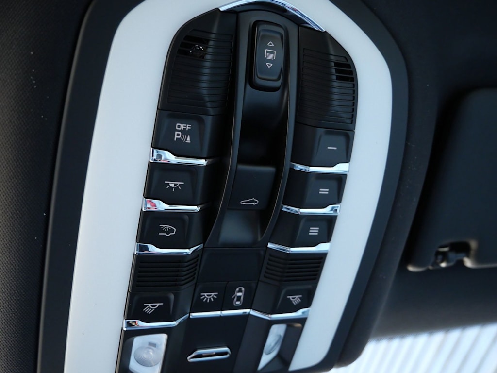 Thumbnail: 2026 Porsche Macan - 21