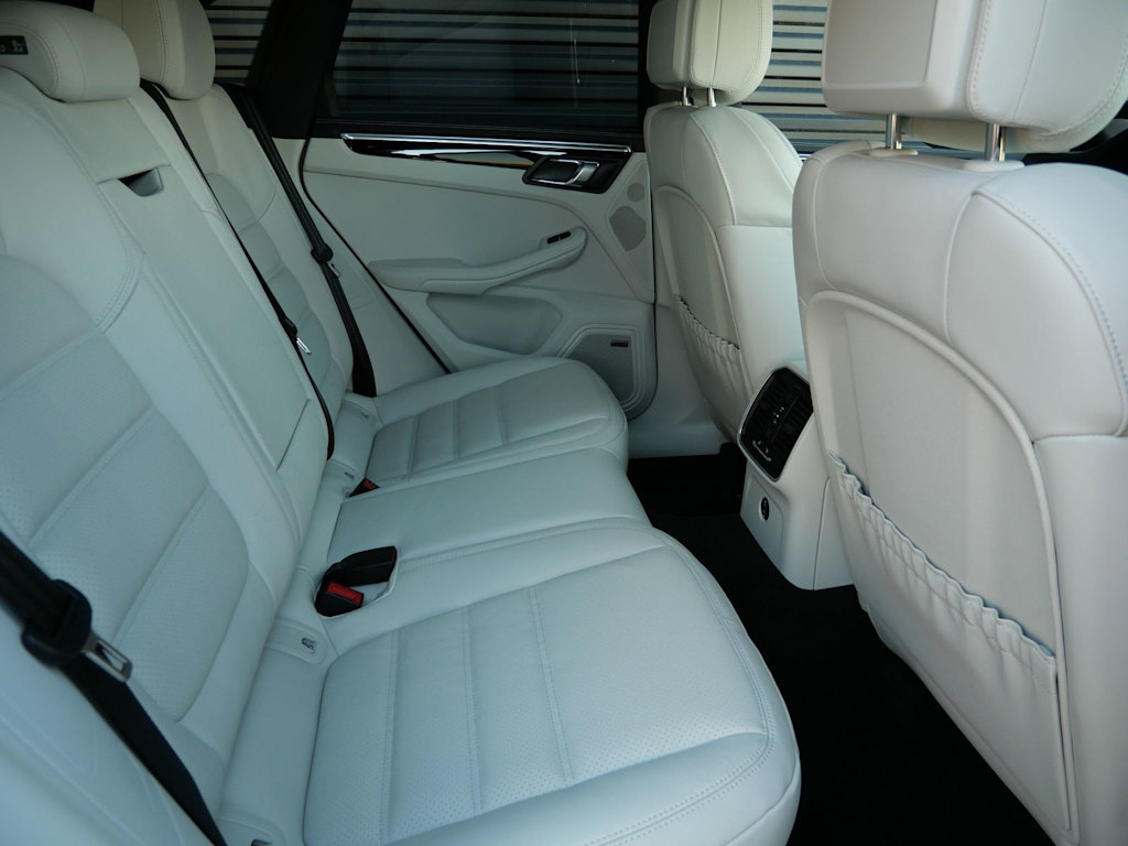 Thumbnail: 2026 Porsche Macan - 27