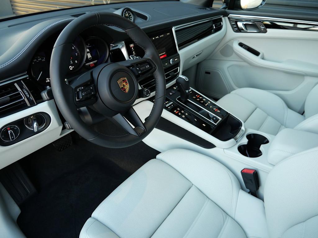 Thumbnail: 2026 Porsche Macan - 2