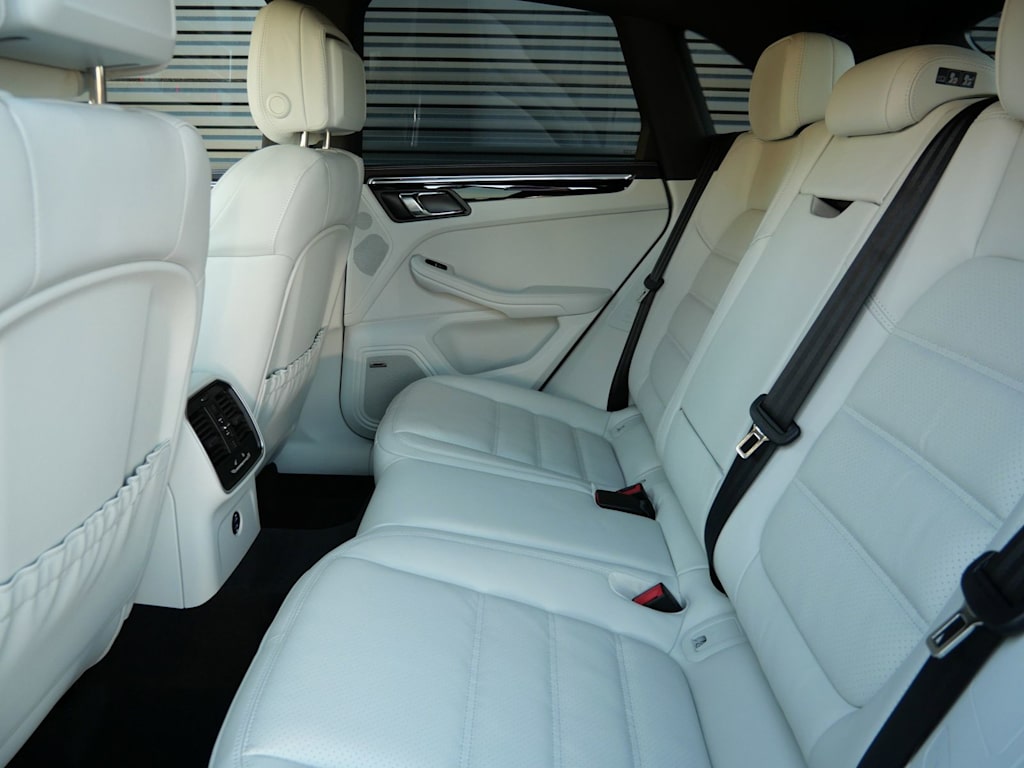 Thumbnail: 2026 Porsche Macan - 10