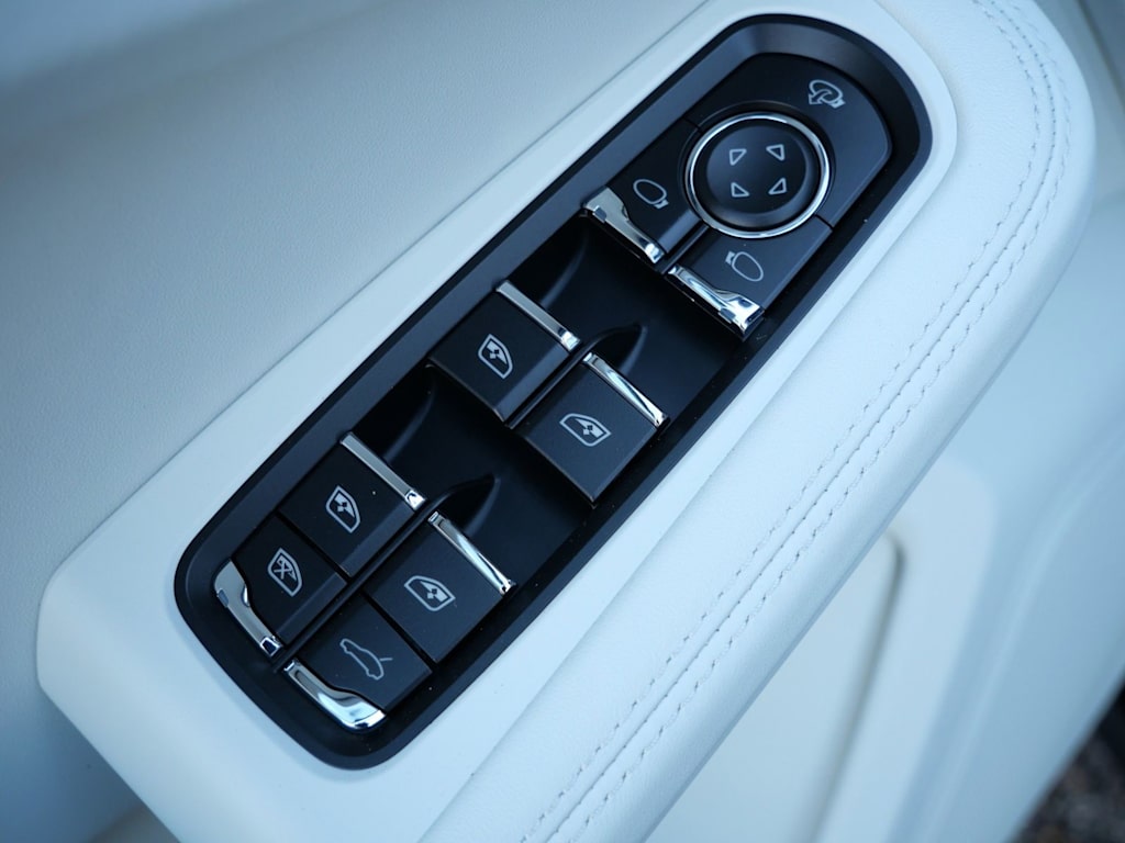 Thumbnail: 2026 Porsche Macan - 16