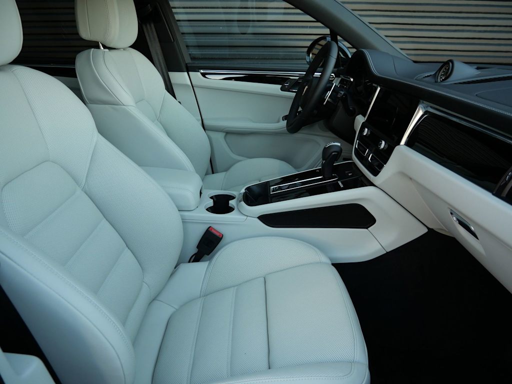 Thumbnail: 2026 Porsche Macan - 9