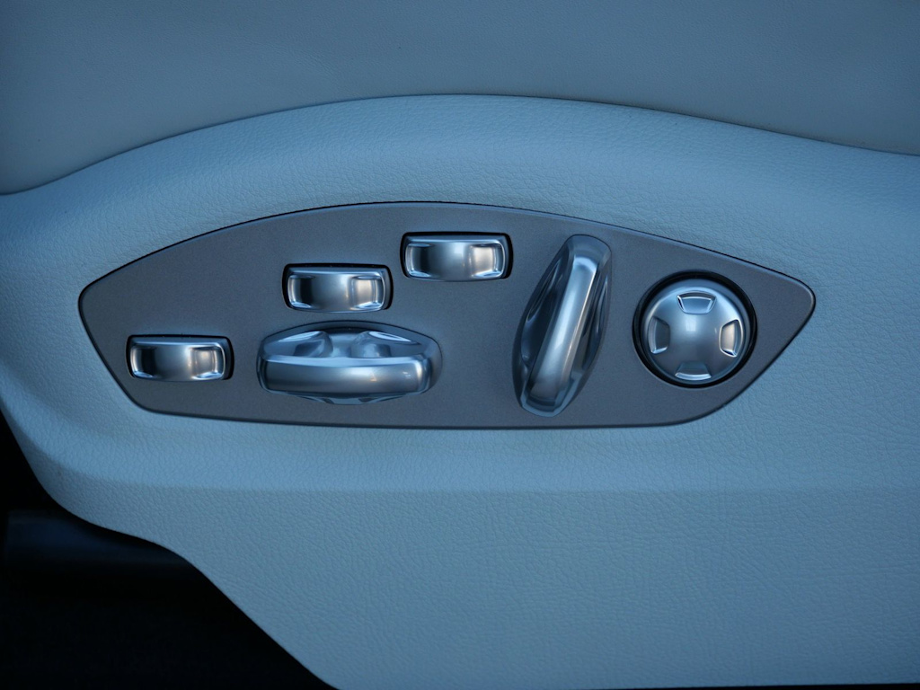 Thumbnail: 2026 Porsche Macan - 19