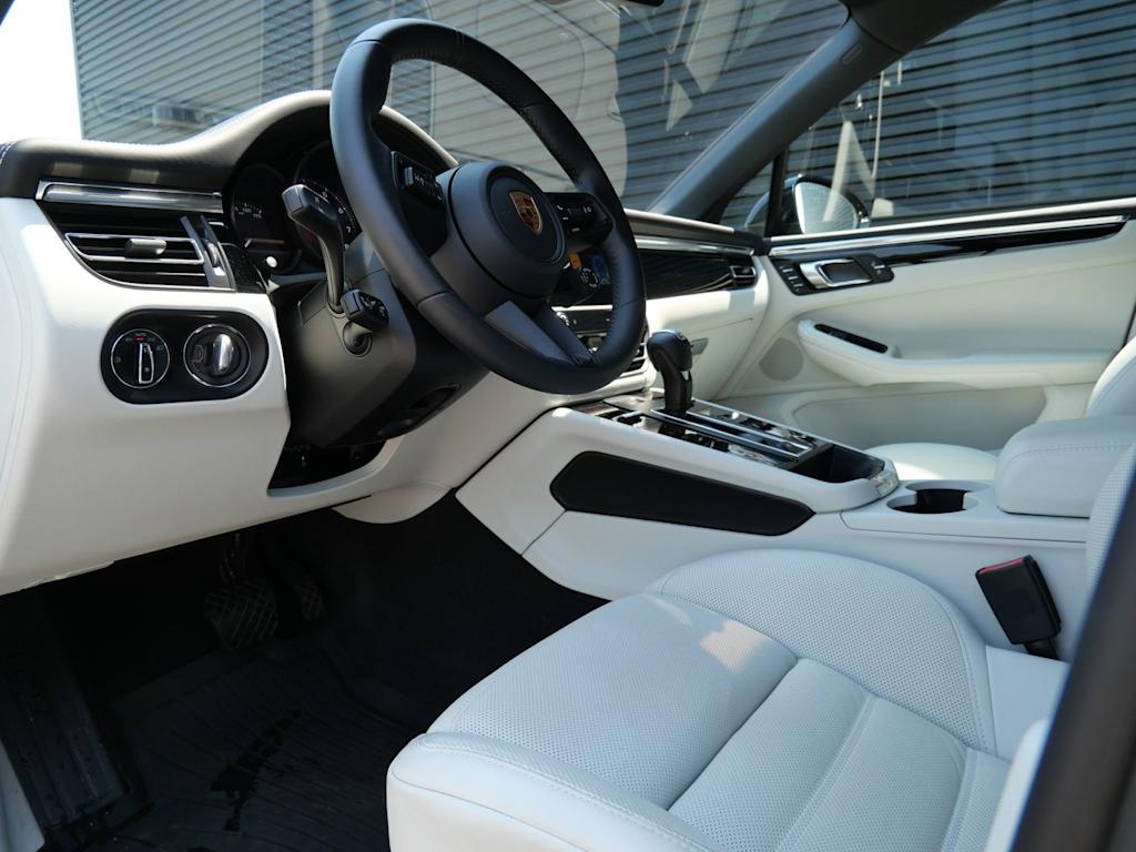 Thumbnail: 2026 Porsche Macan - 2