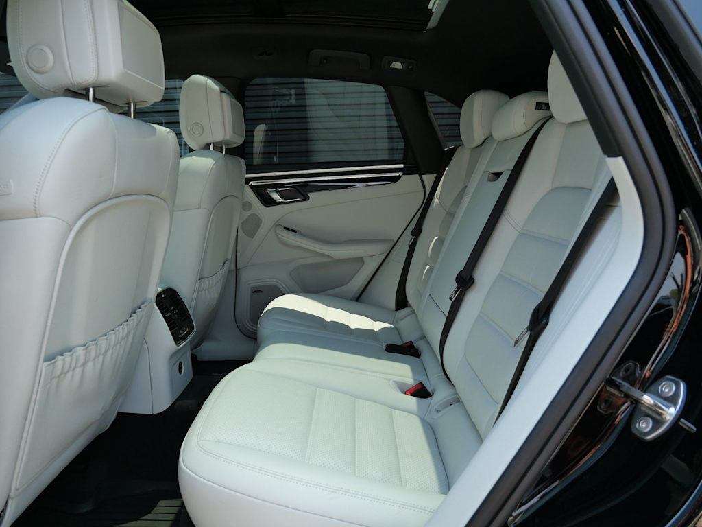 Thumbnail: 2026 Porsche Macan - 7
