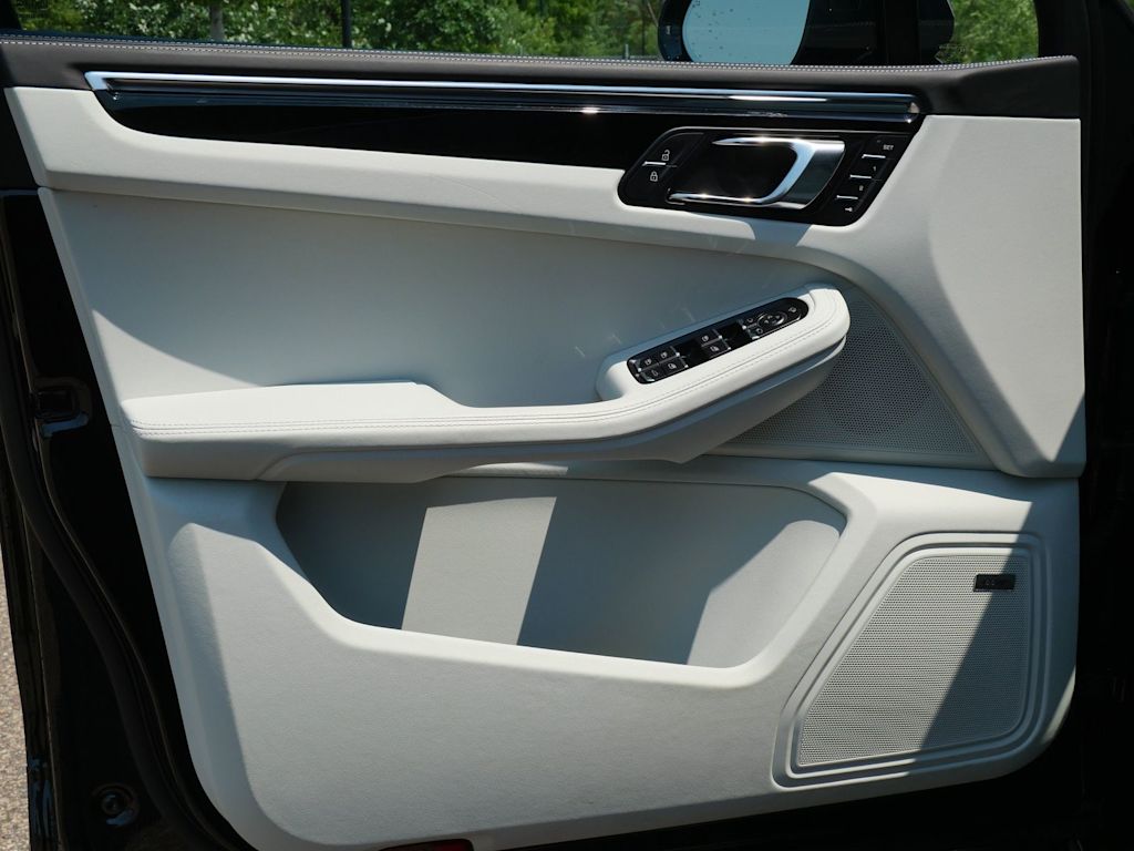 Thumbnail: 2026 Porsche Macan - 13