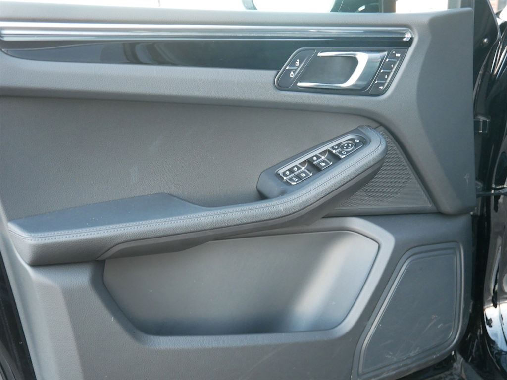 Thumbnail: 2025 Porsche Macan - 15