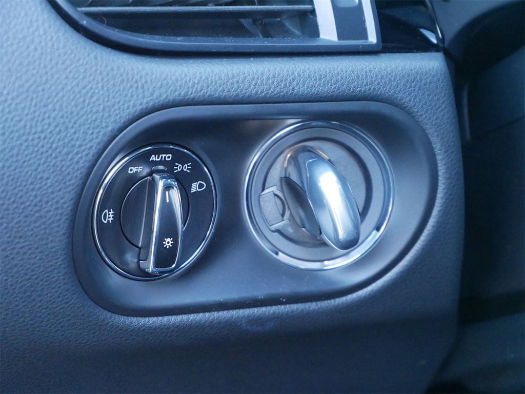 Thumbnail: 2025 Porsche Macan - 19