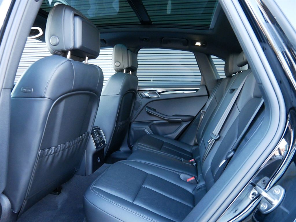 Thumbnail: 2025 Porsche Macan - 8