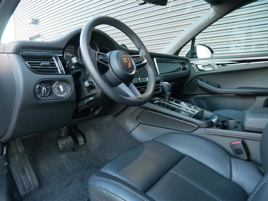 Thumbnail: 2025 Porsche Macan - 2