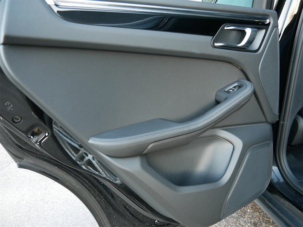 Thumbnail: 2025 Porsche Macan - 17