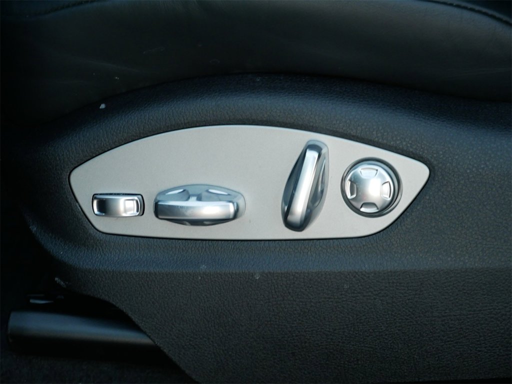 Thumbnail: 2025 Porsche Macan - 16