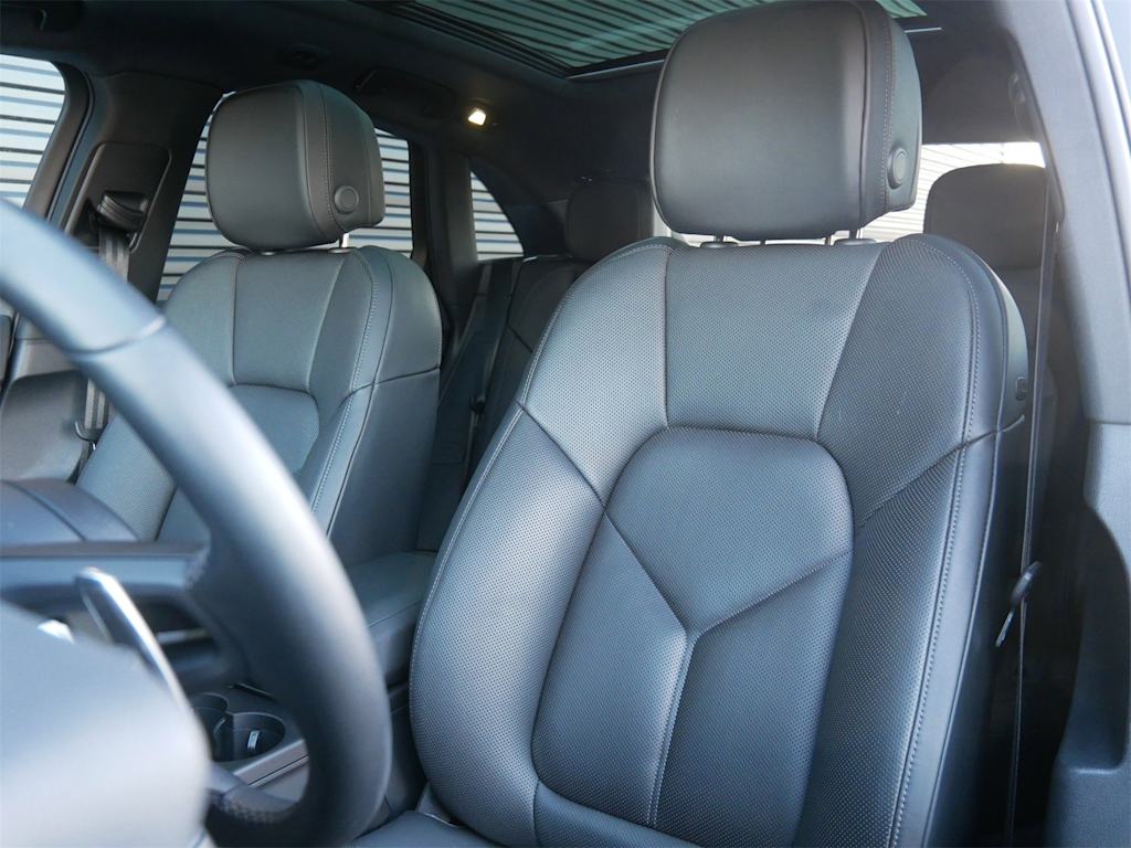 Thumbnail: 2025 Porsche Macan - 6