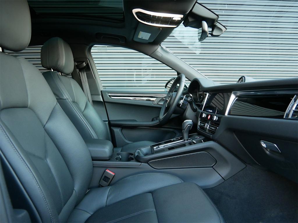 Thumbnail: 2025 Porsche Macan - 7