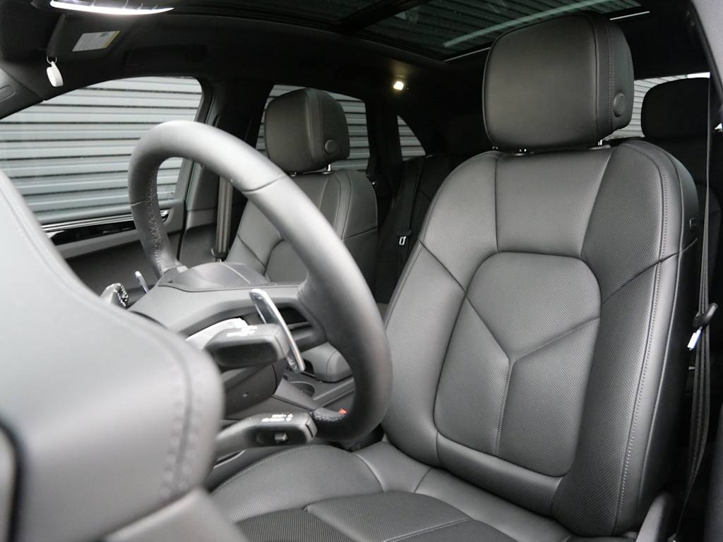 Thumbnail: 2026 Porsche Macan - 8